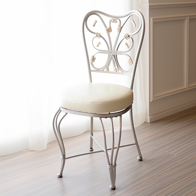 Фотографія металевого стільця з м'яким сидінням, ілюструючи комбінацію металу та текстилю в дизайні меблів